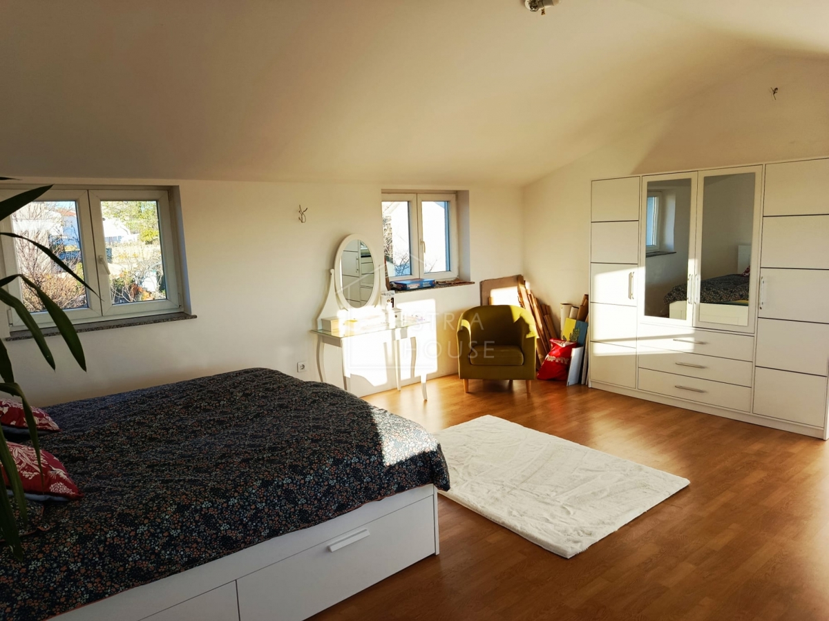 Svetvinčenat, dintorni, casa bifamiliare con cortile