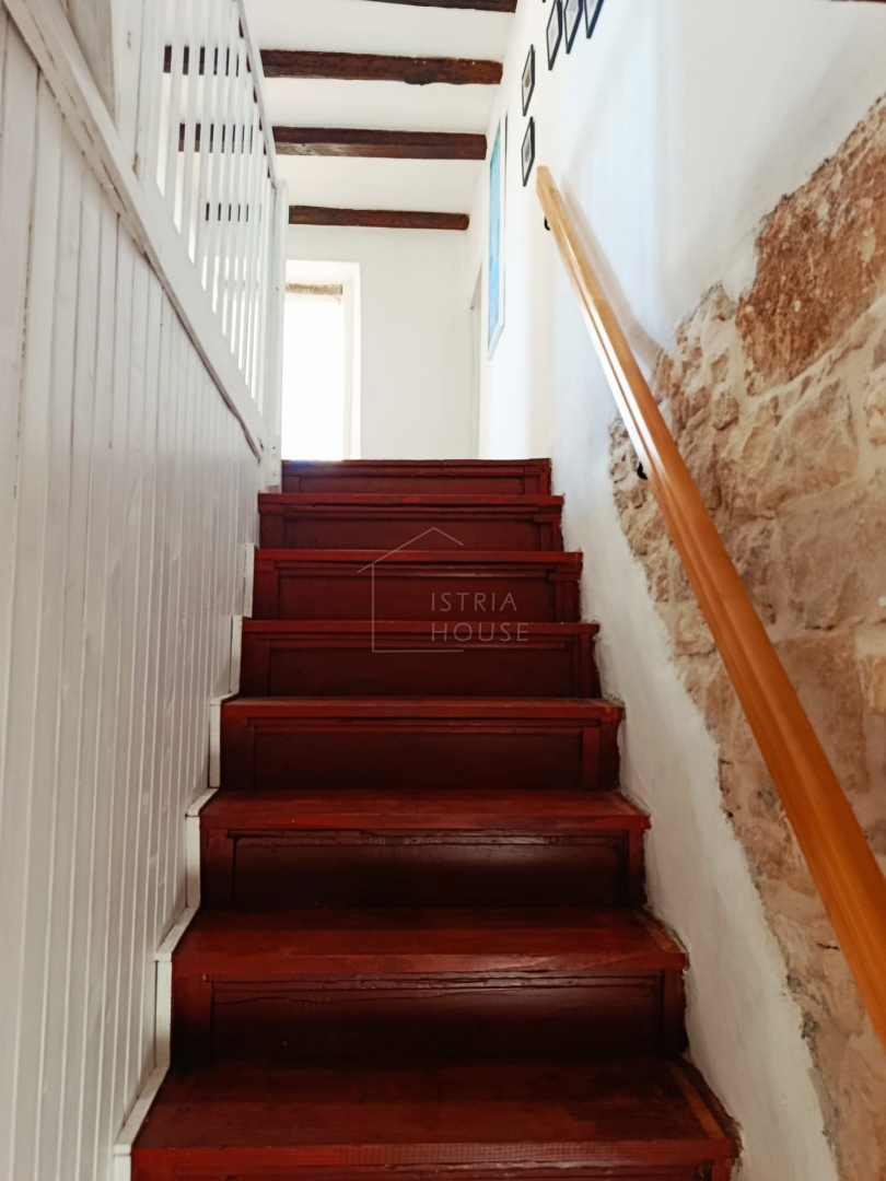 Svetvinčenat, dintorni, casa bifamiliare con cortile