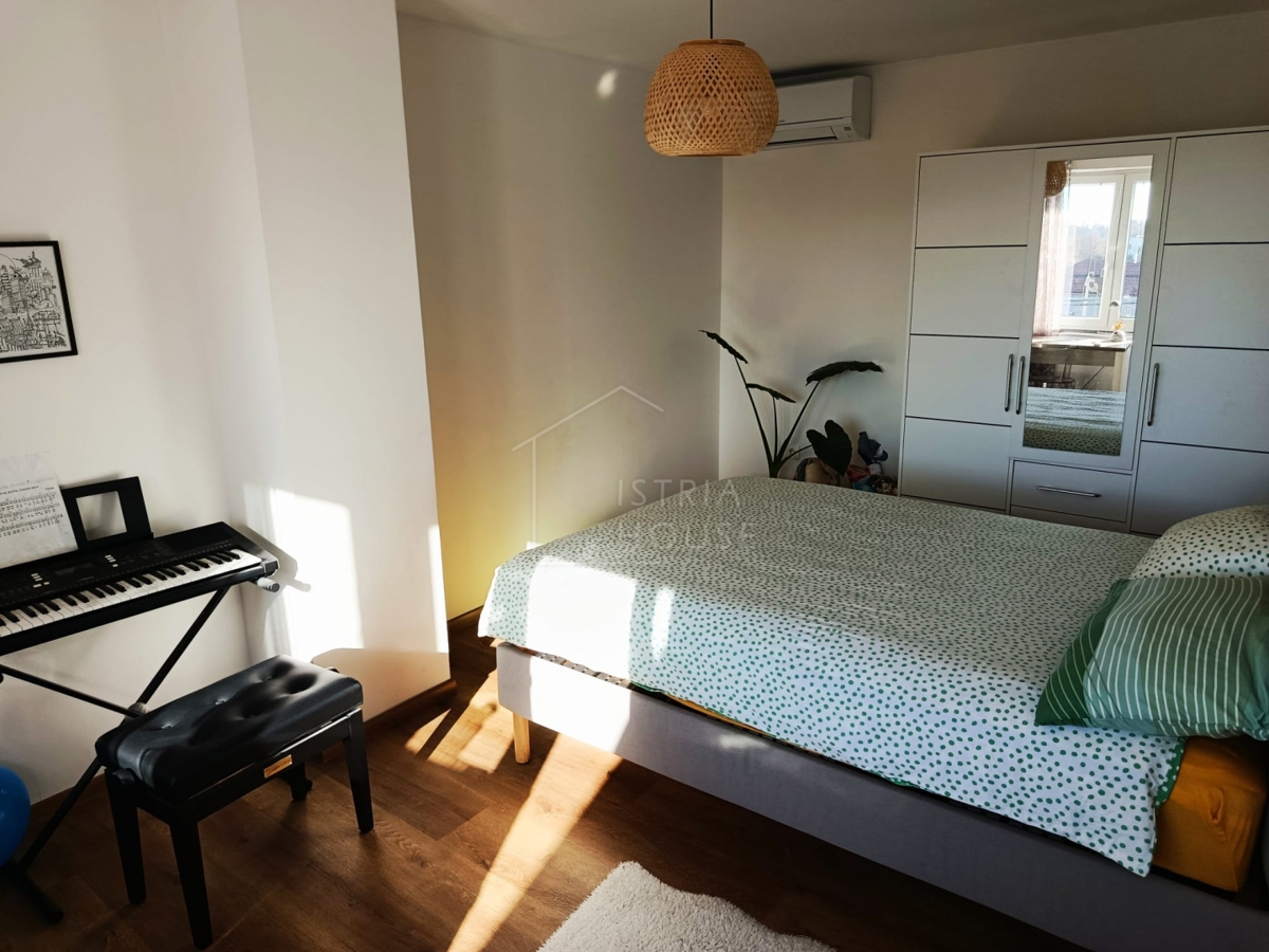 Svetvinčenat, dintorni, casa bifamiliare con cortile