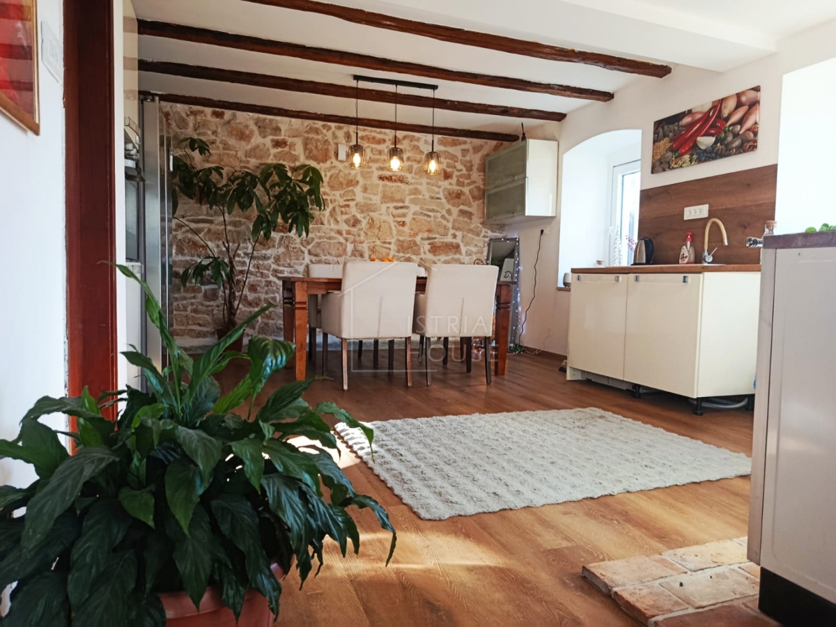 Svetvinčenat, dintorni, casa bifamiliare con cortile