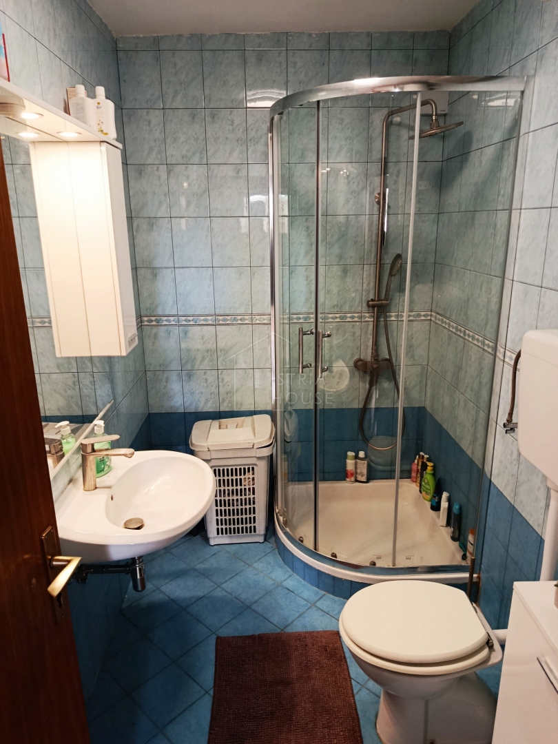 Svetvinčenat, dintorni, casa bifamiliare con cortile