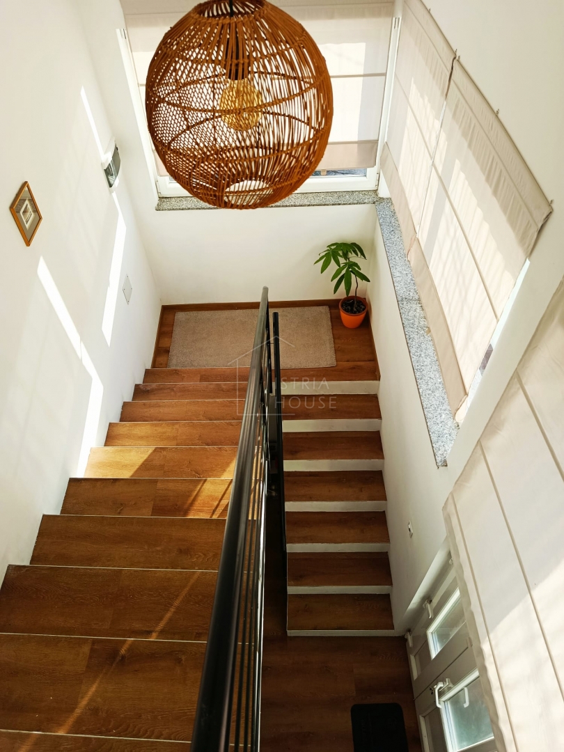 Svetvinčenat, dintorni, casa bifamiliare con cortile