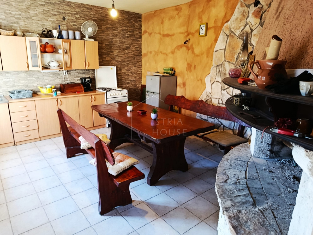 Svetvinčenat, dintorni, casa bifamiliare con cortile