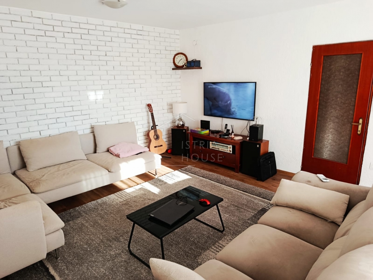 Svetvinčenat, dintorni, casa bifamiliare con cortile