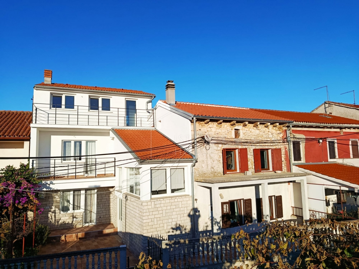 Svetvinčenat, dintorni, casa bifamiliare con cortile