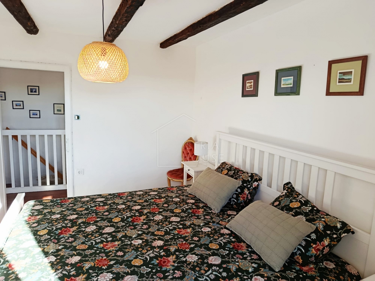 Svetvinčenat, dintorni, casa bifamiliare con cortile