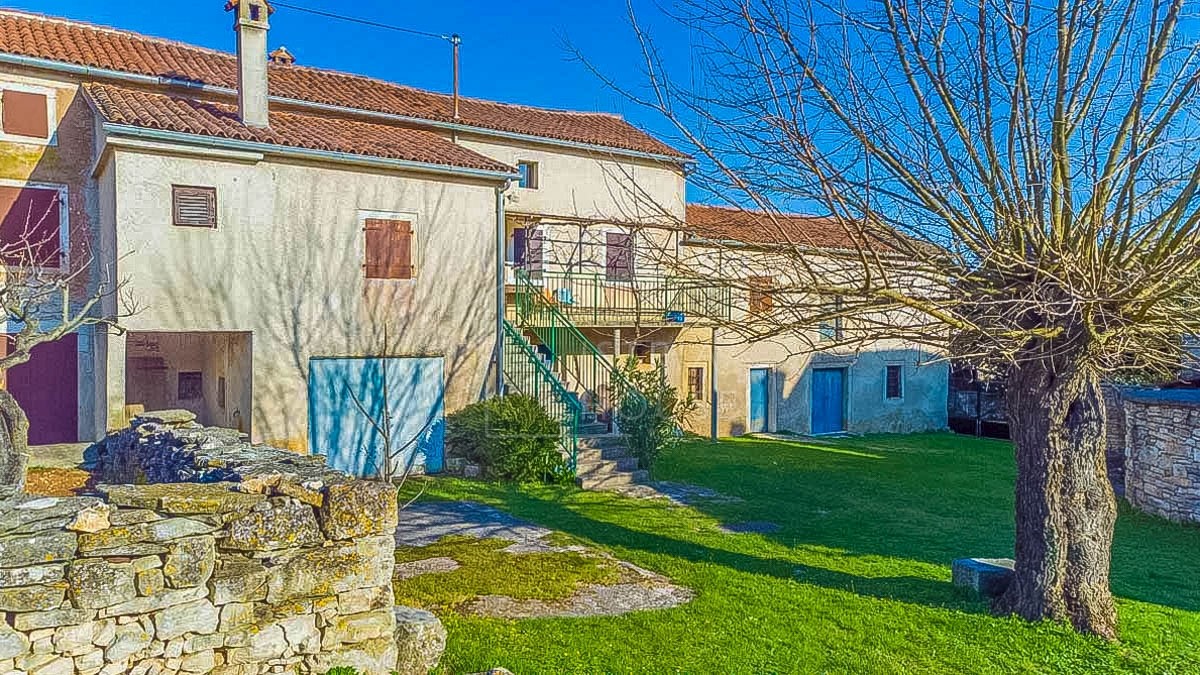 POREČ - casa in zona con ampio cortile