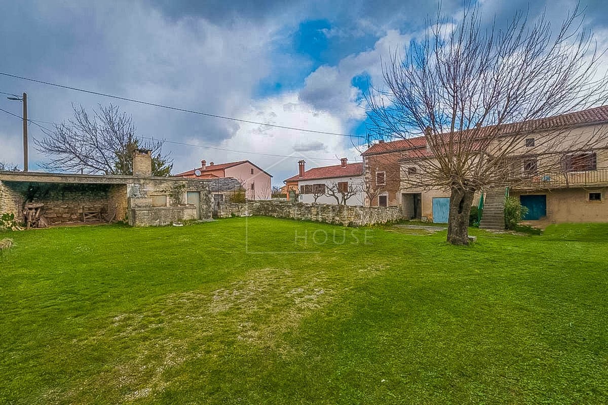 POREČ - casa in zona con ampio cortile