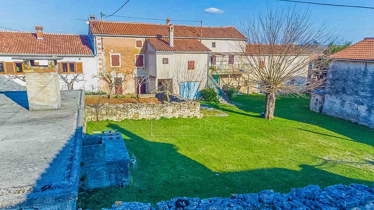 POREČ - casa in zona con ampio cortile