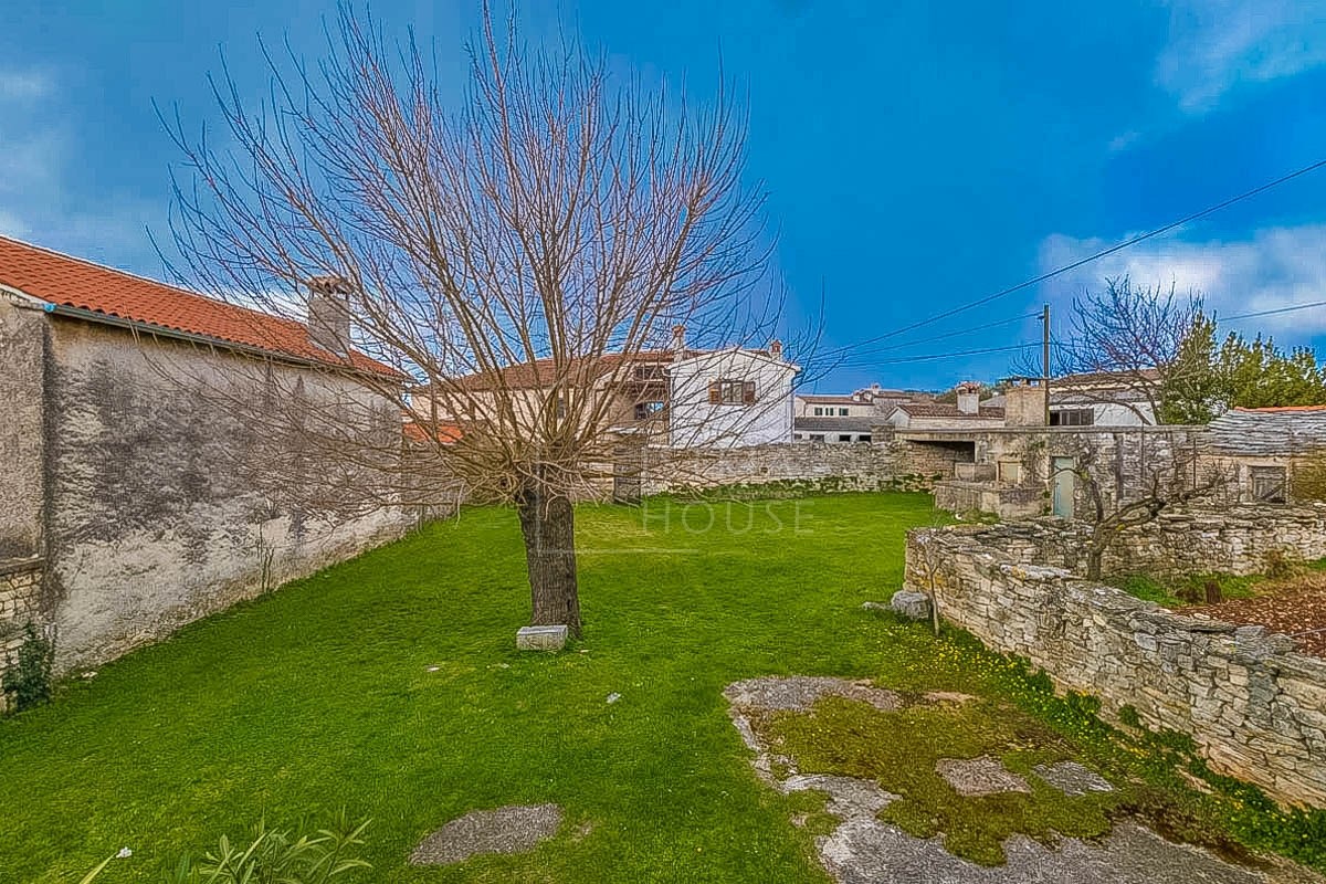 POREČ - casa in zona con ampio cortile