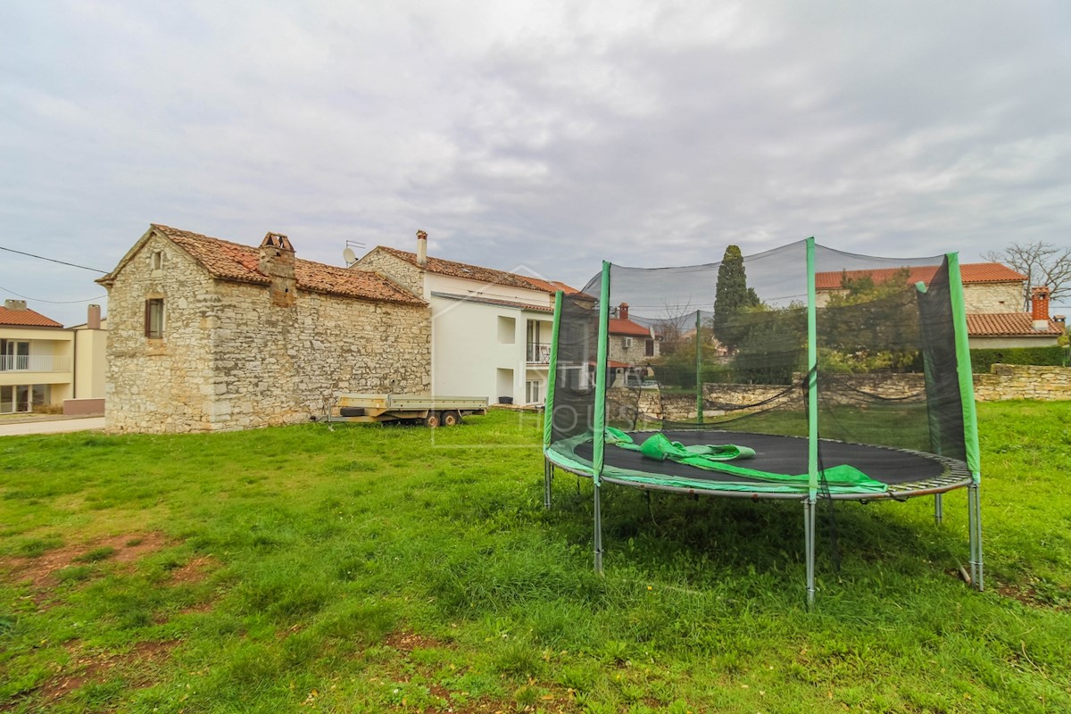 Parenzo, dintorni, casa in pietra con ampio appezzamento di terreno