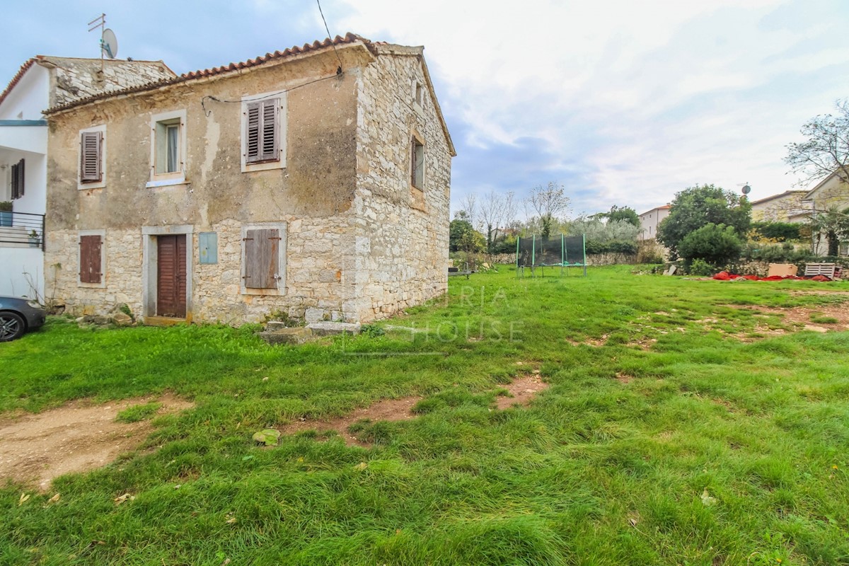 Parenzo, dintorni, casa in pietra con ampio appezzamento di terreno