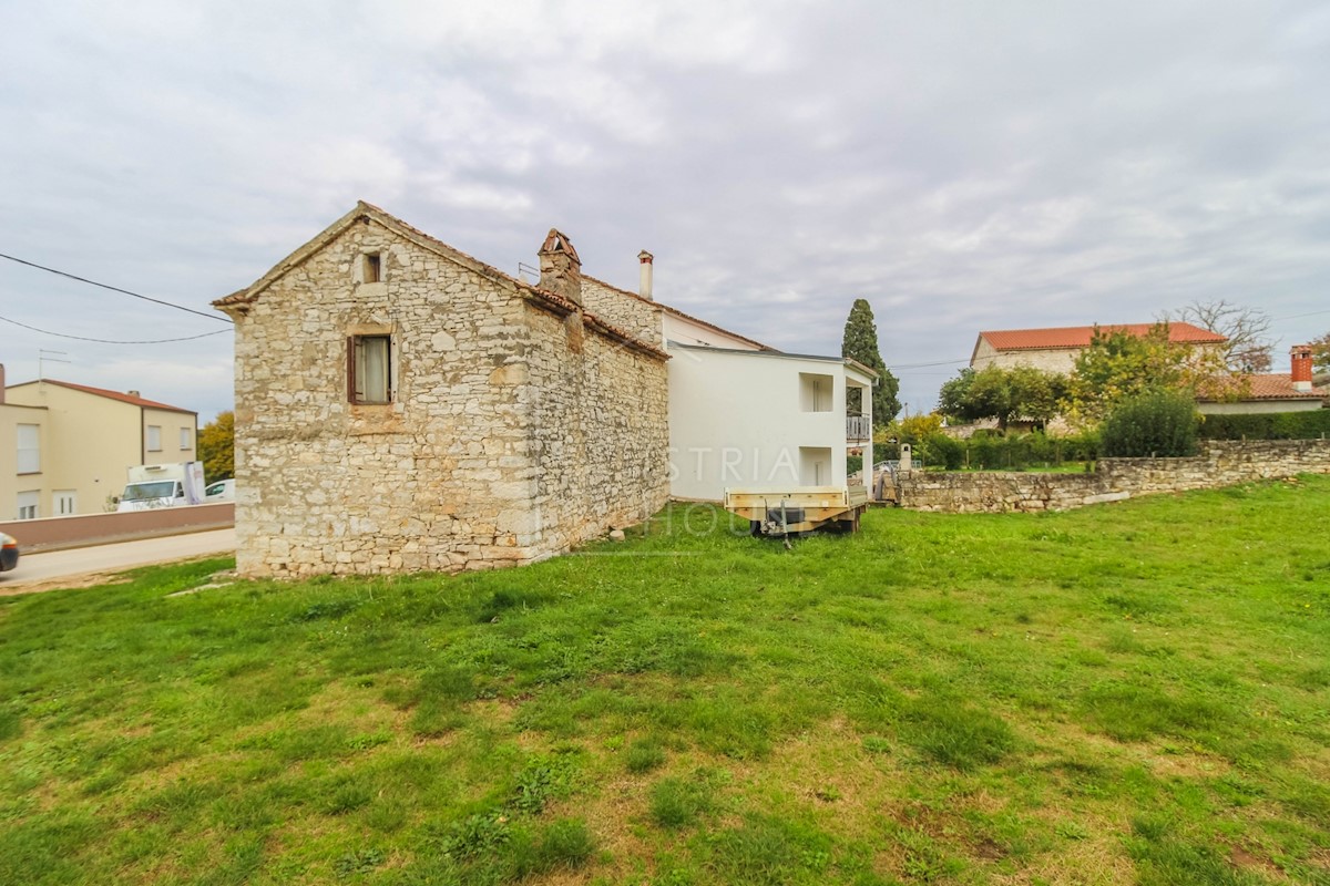 Parenzo, dintorni, casa in pietra con ampio appezzamento di terreno