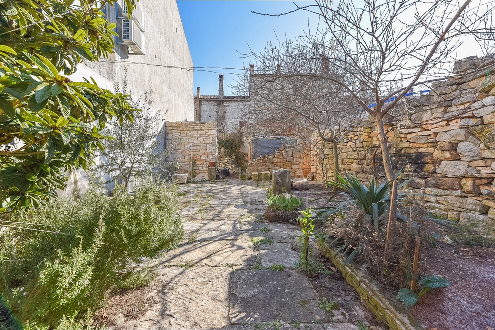 Rovigno, appartamento al piano terra con cortile e rudere
