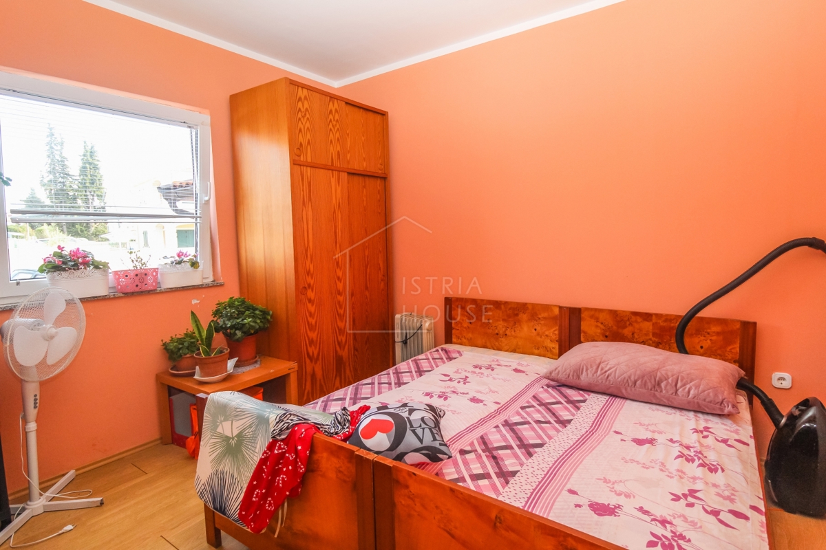 Parenzo, dintorni, appartamento con cortile vicino al mare