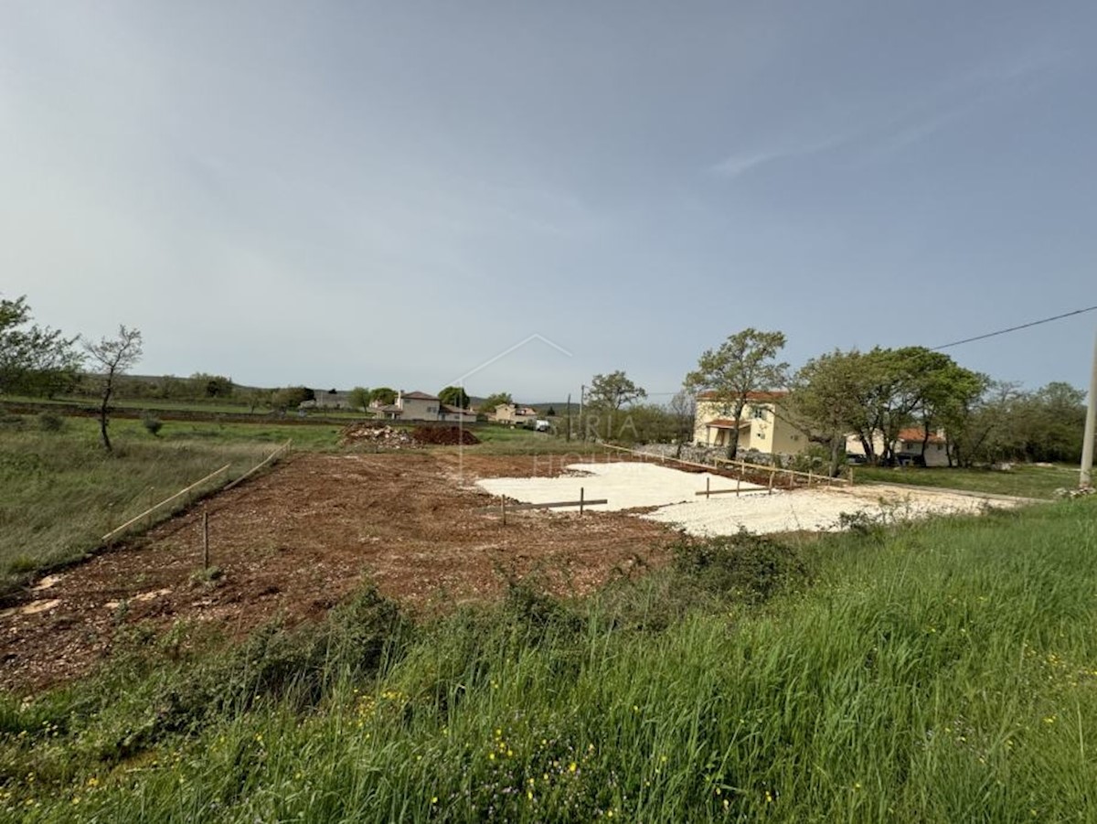 Svetvinčenat, dintorni, terreno edificabile con progetto