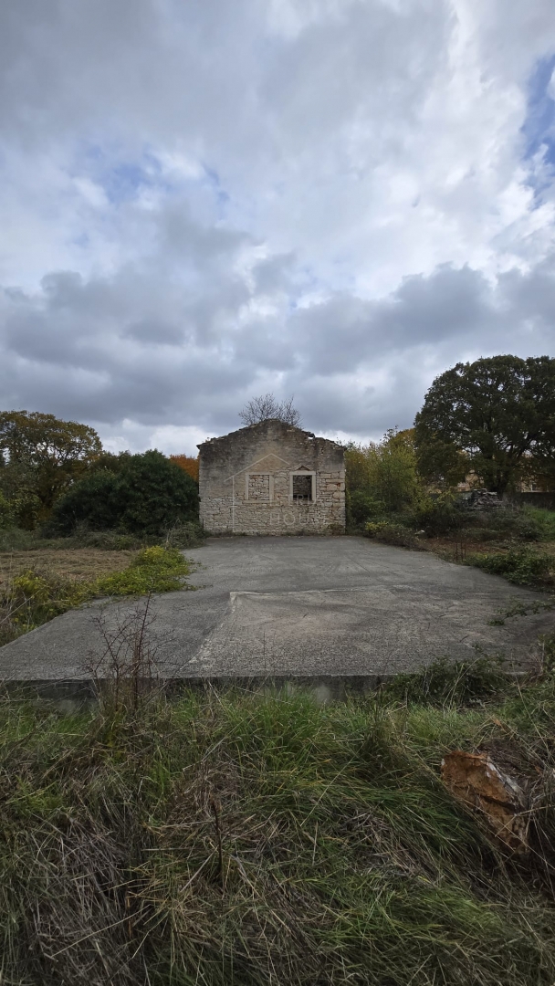 Bale, grande terreno edificabile nel centro