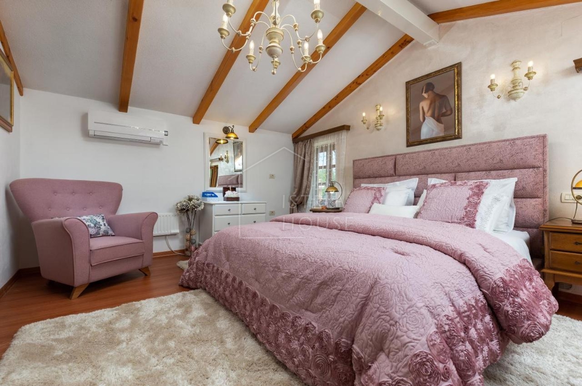 Svetvinčenat, OPPORTUNITY, Two houses with a large garden