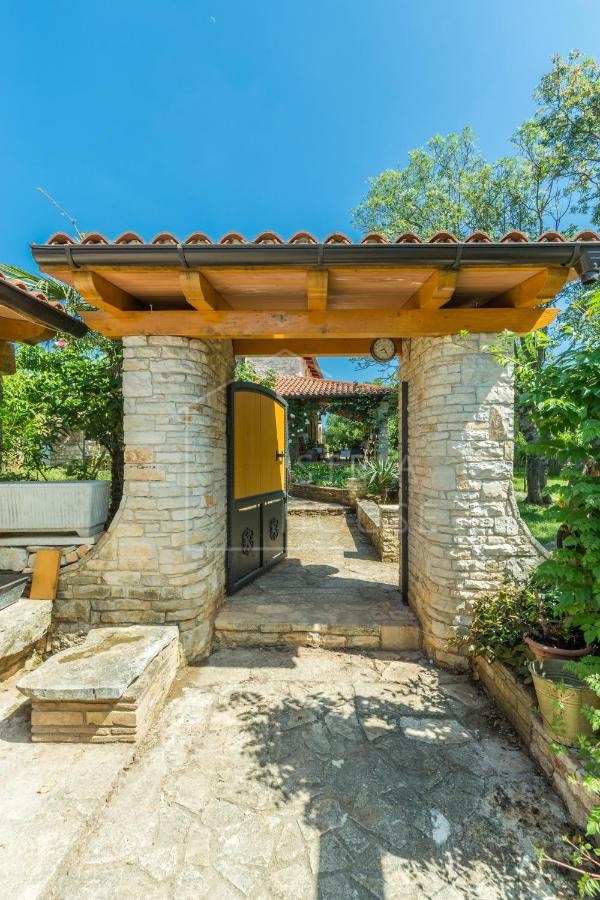 Svetvinčenat, OPPORTUNITY, Two houses with a large garden