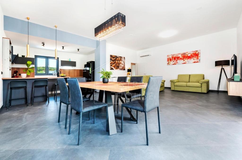 Rovigno, una villa moderna con piscina