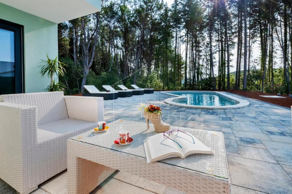 Rovigno, una villa moderna con piscina