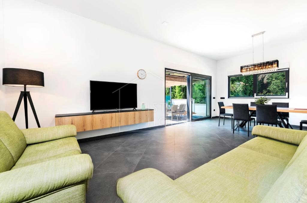 Rovigno, una villa moderna con piscina