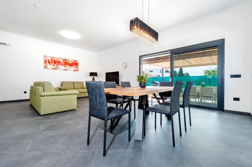 Rovigno, una villa moderna con piscina