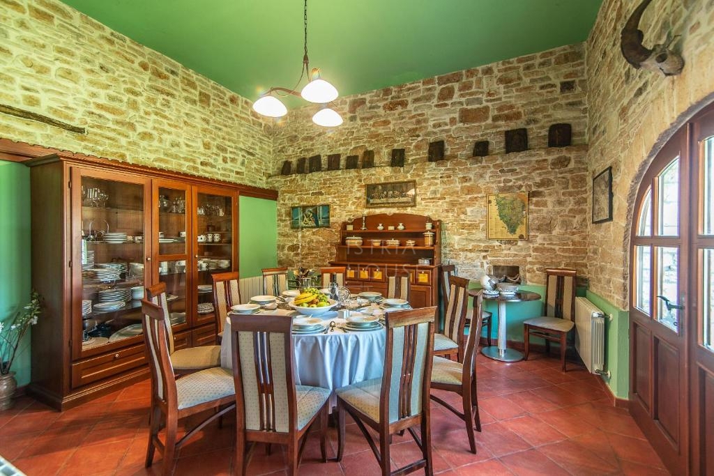 Rovigno, dintorni, antichità istriana restaurata