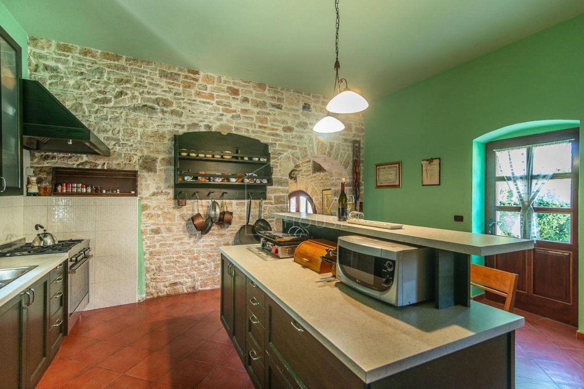 Rovigno, dintorni, antichità istriana restaurata