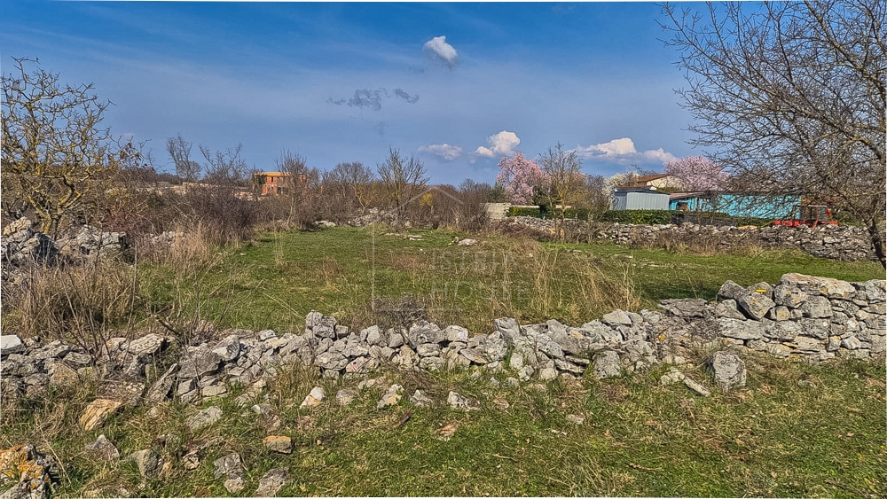 Bale, dintorni, terreno edificabile regolare più grande