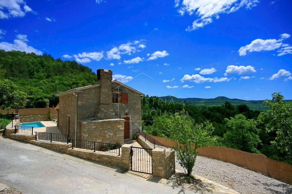 Montona, casa in pietra con vista su Montona