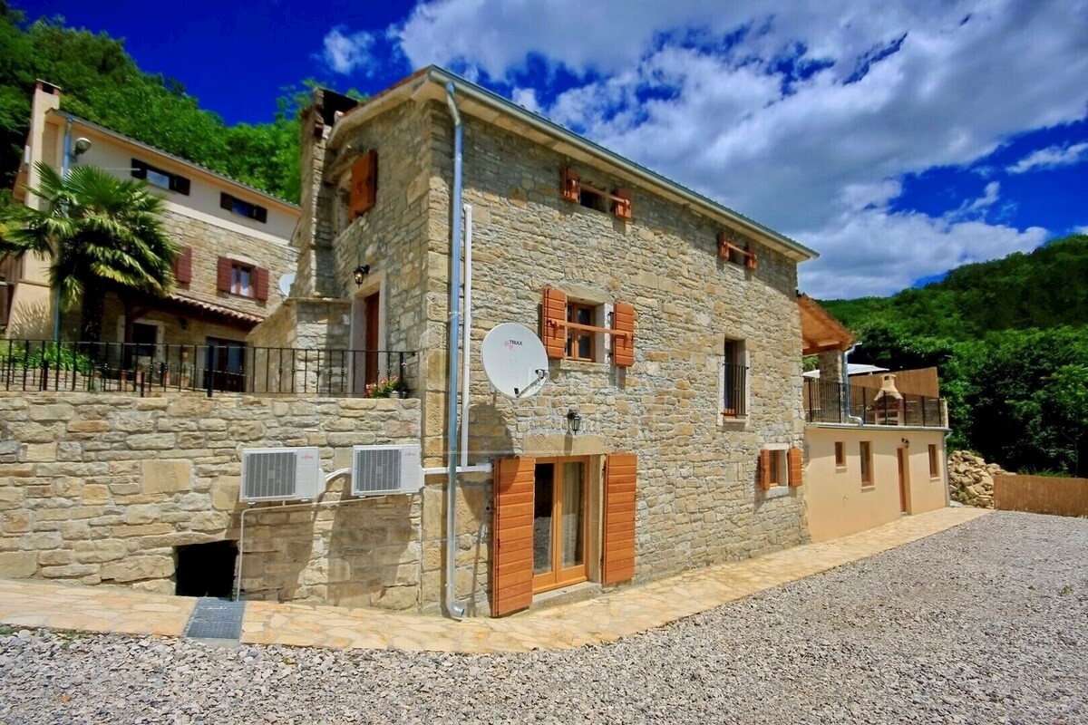 Montona, casa in pietra con vista su Montona