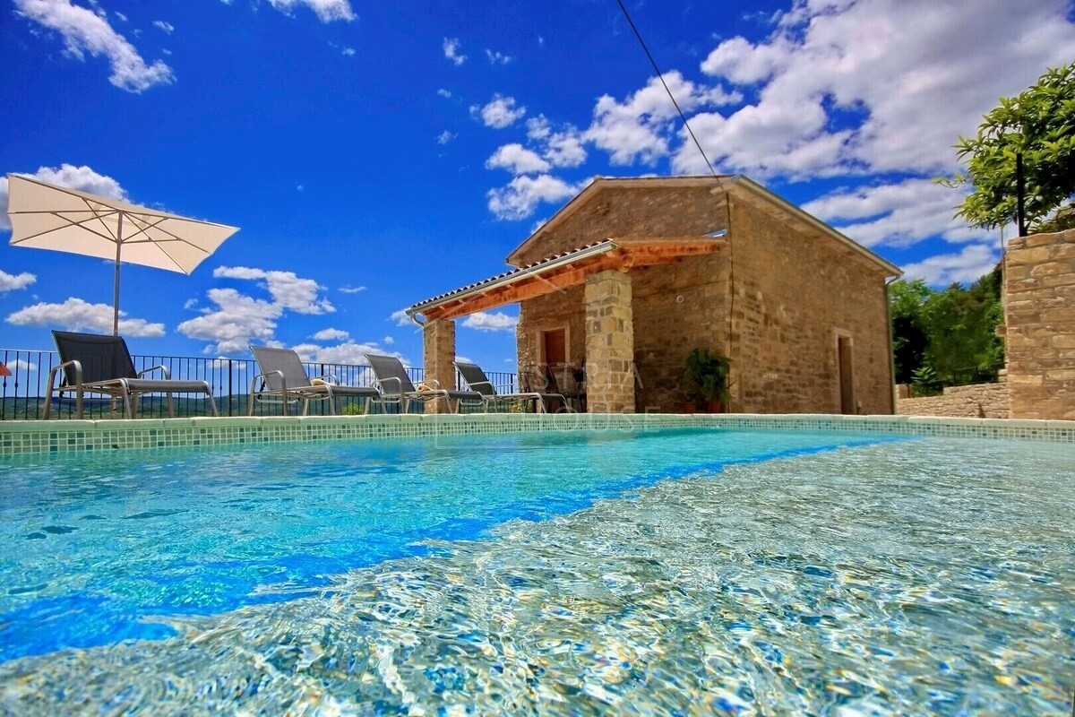 Montona, casa in pietra con vista su Montona