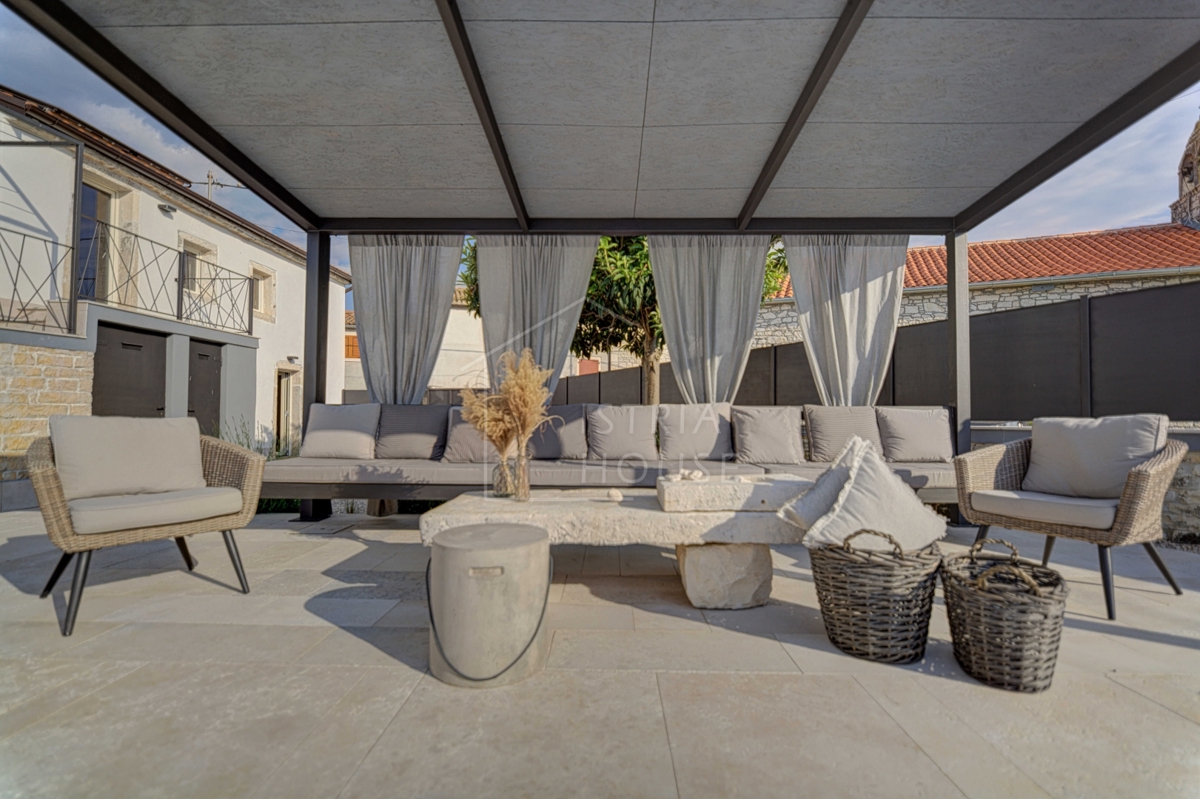 Kanfanar, dintorni, casa in pietra superbamente decorata con piscina