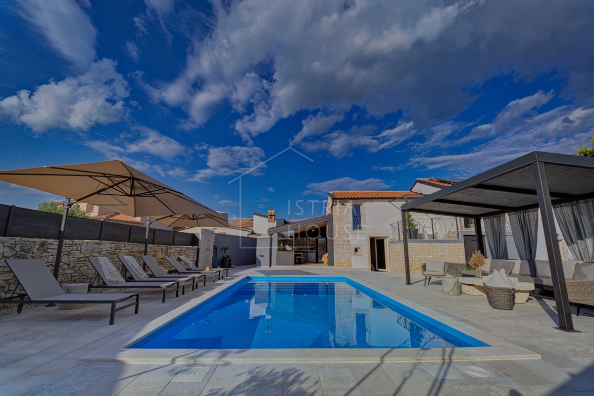 Kanfanar, dintorni, casa in pietra superbamente decorata con piscina