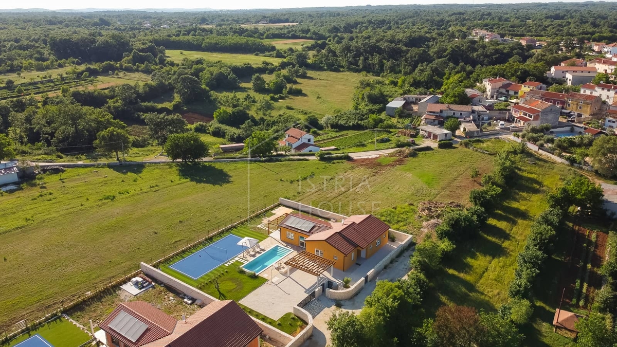 Svetvinčenat, dintorni, moderna casa a un piano con piscina