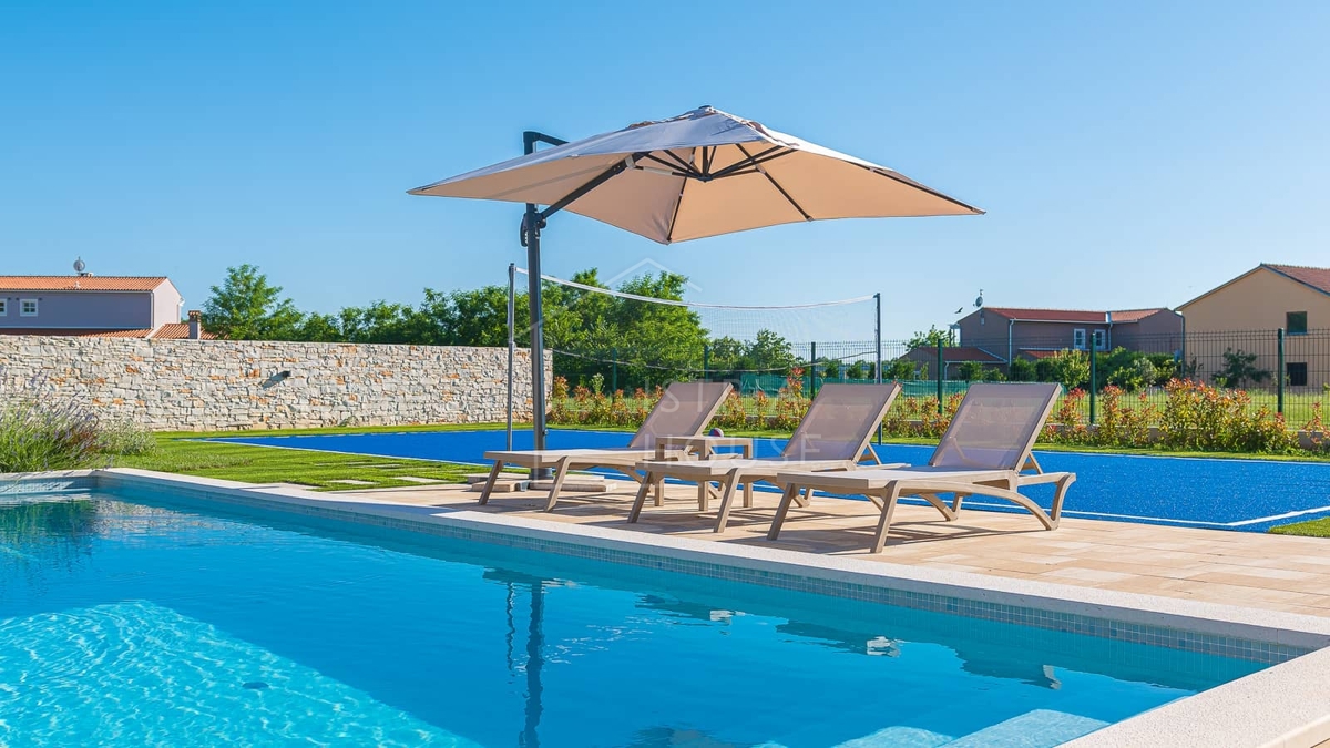 Svetvinčenat, dintorni, moderna casa a un piano con piscina