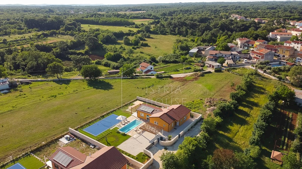 Svetvinčenat, dintorni, moderna casa a un piano con piscina