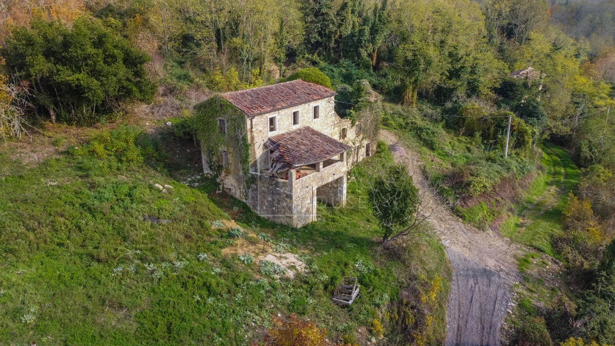 Motovun, una casa in pietra isolata con vista aperta