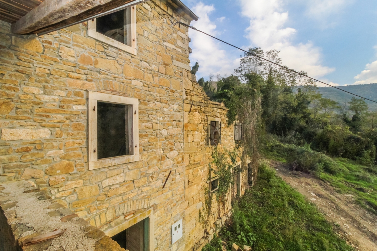 Motovun, una casa in pietra isolata con vista aperta