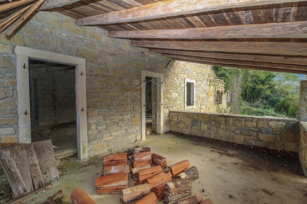 Motovun, una casa in pietra isolata con vista aperta