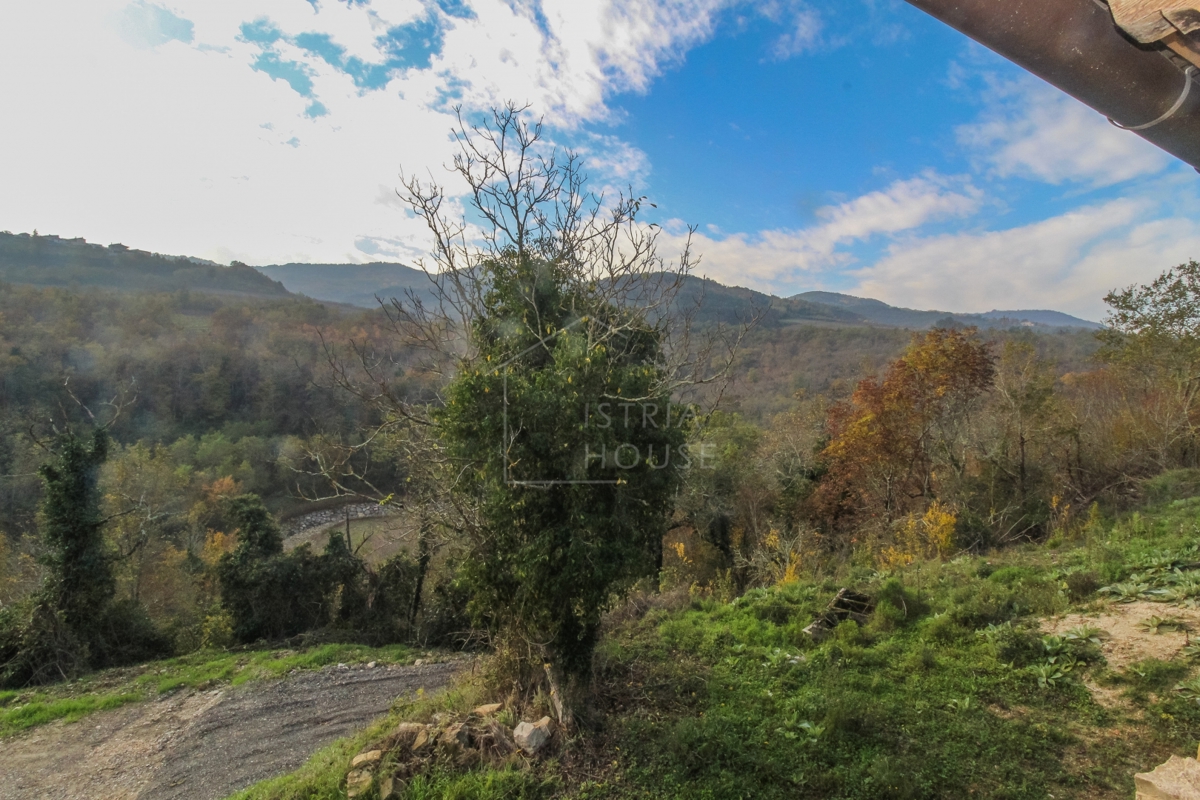 Motovun, una casa in pietra isolata con vista aperta
