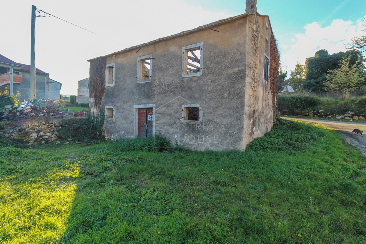 Montona, dintorni, casa in pietra ai margini del paese