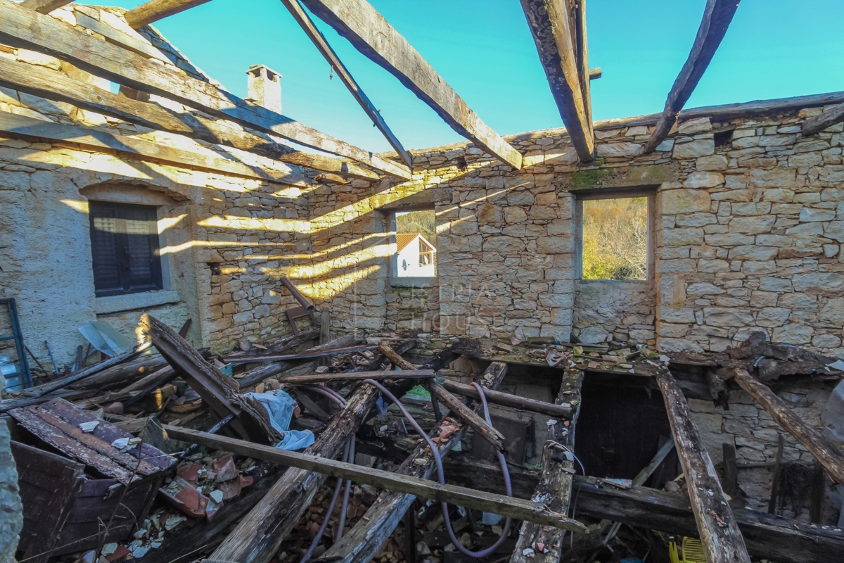 Montona, dintorni, casa in pietra ai margini del paese