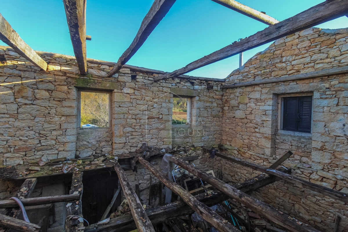 Montona, dintorni, casa in pietra ai margini del paese