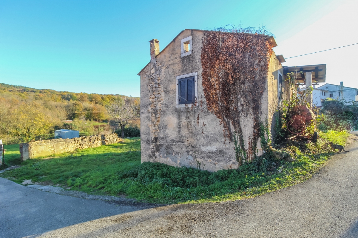 Montona, dintorni, casa in pietra ai margini del paese