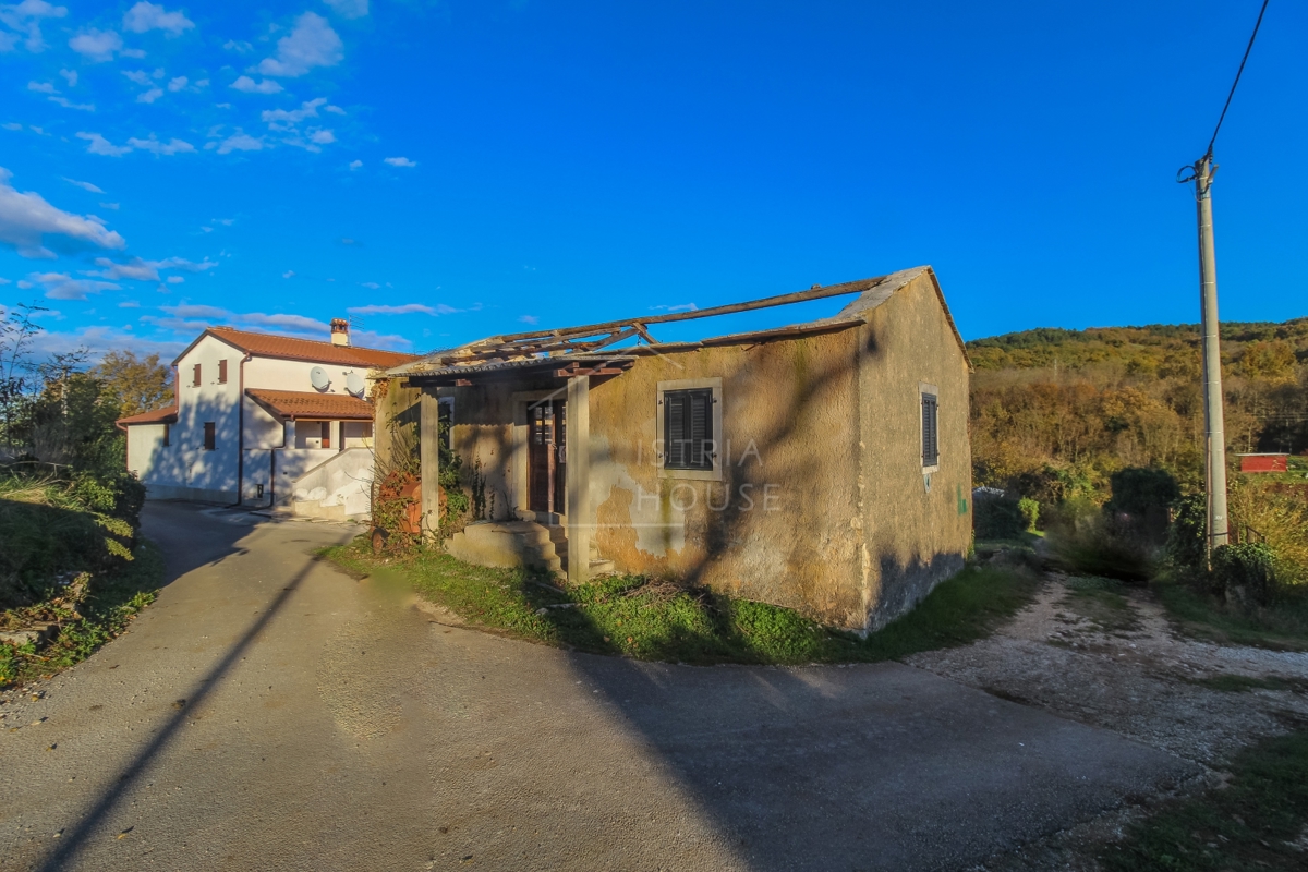 Montona, dintorni, casa in pietra ai margini del paese