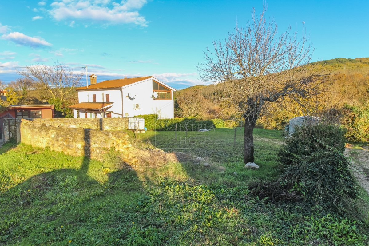 Montona, dintorni, casa in pietra ai margini del paese