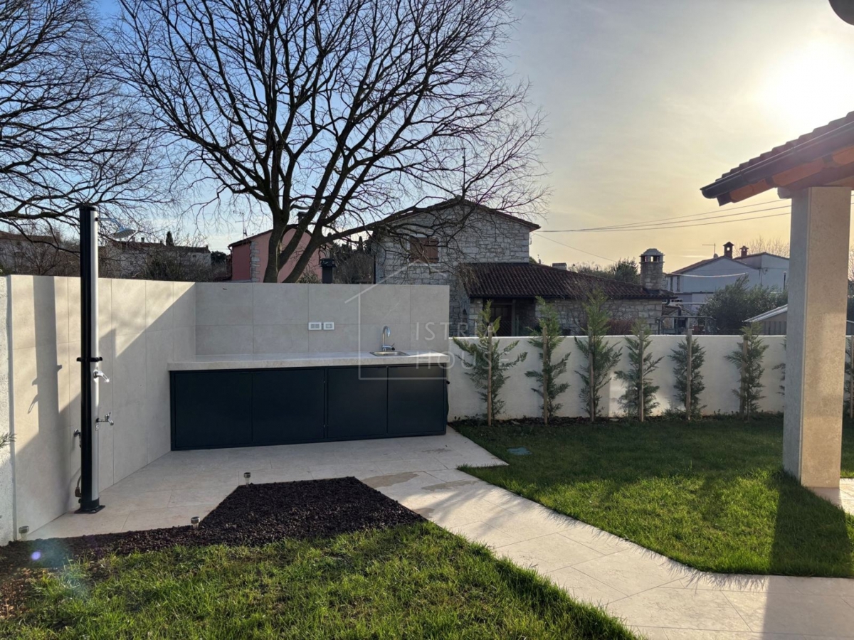Rovigno, dintorni, casa bifamiliare in una zona tranquilla