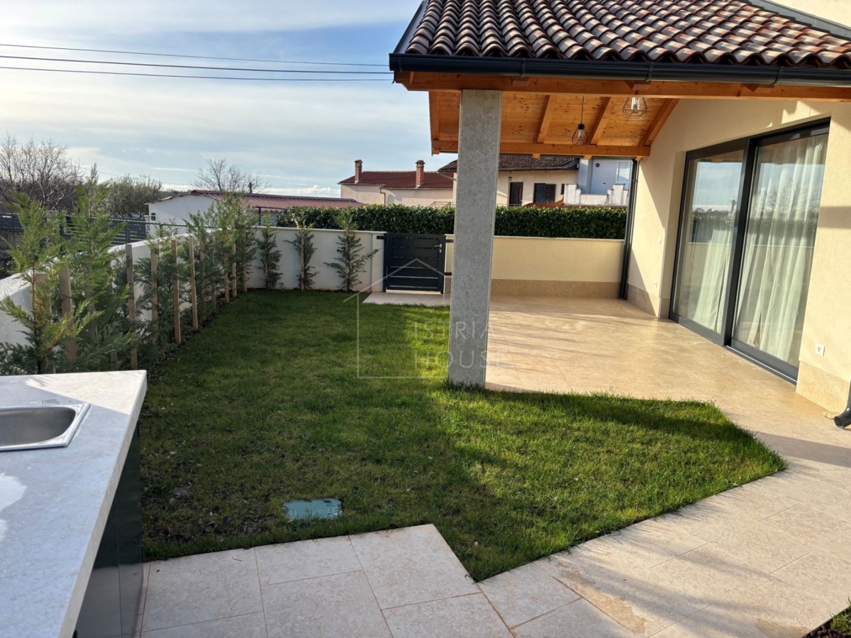 Rovigno, dintorni, casa bifamiliare in una zona tranquilla